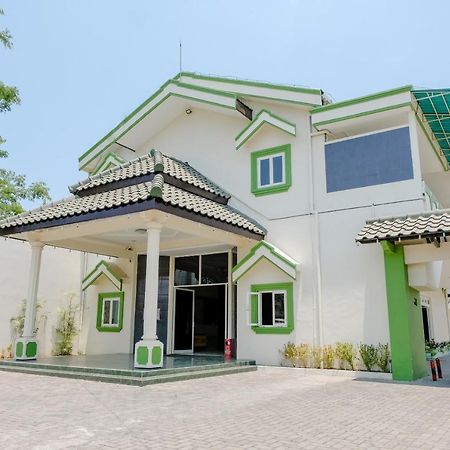 Hotel Taman Indah Madiun Exteriör bild