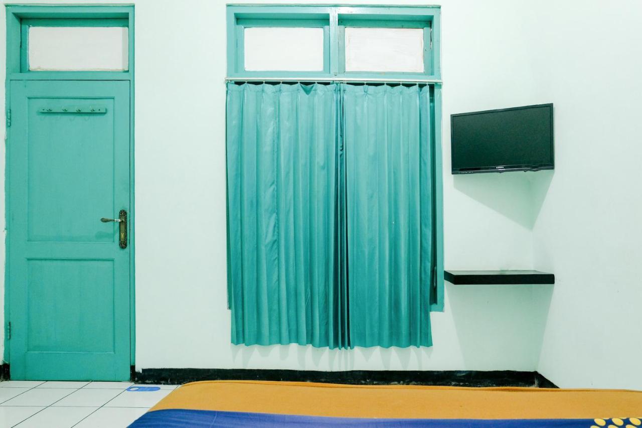 Hotel Taman Indah Madiun Exteriör bild