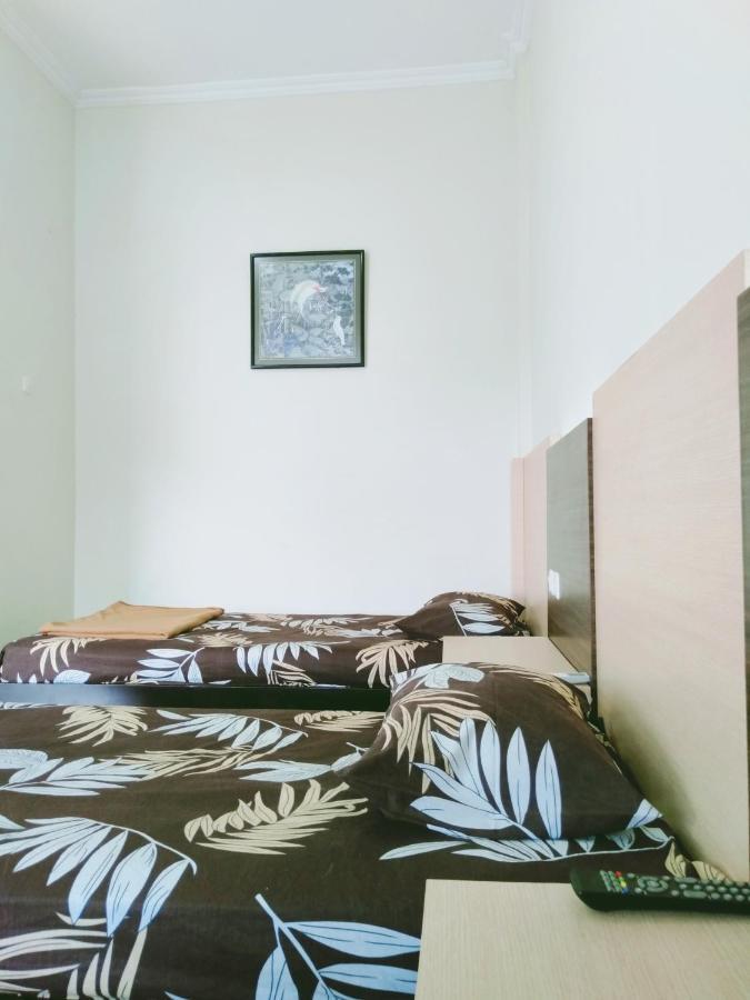 Hotel Taman Indah Madiun Exteriör bild