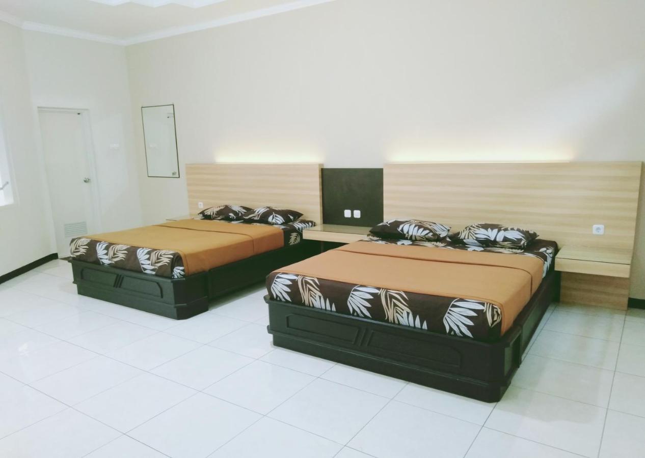 Hotel Taman Indah Madiun Exteriör bild