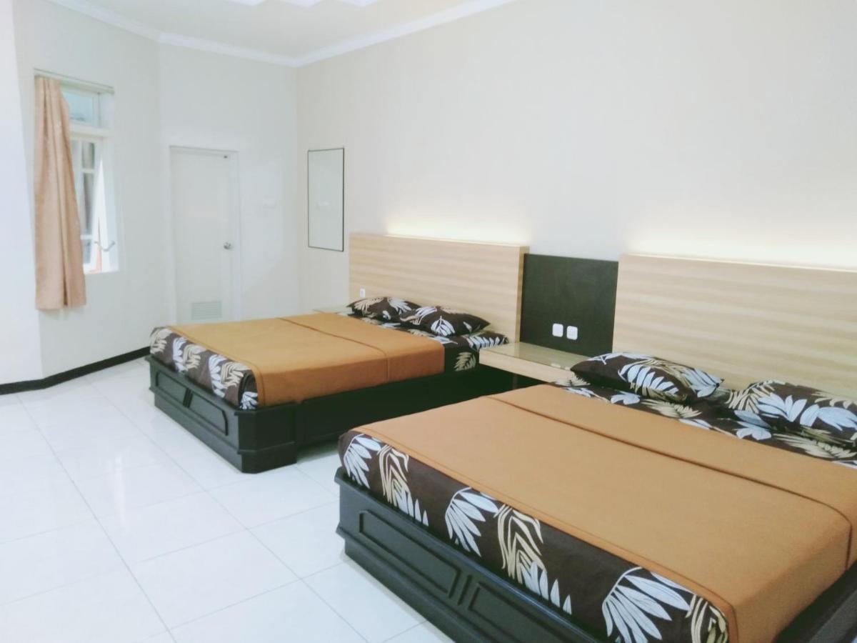 Hotel Taman Indah Madiun Exteriör bild