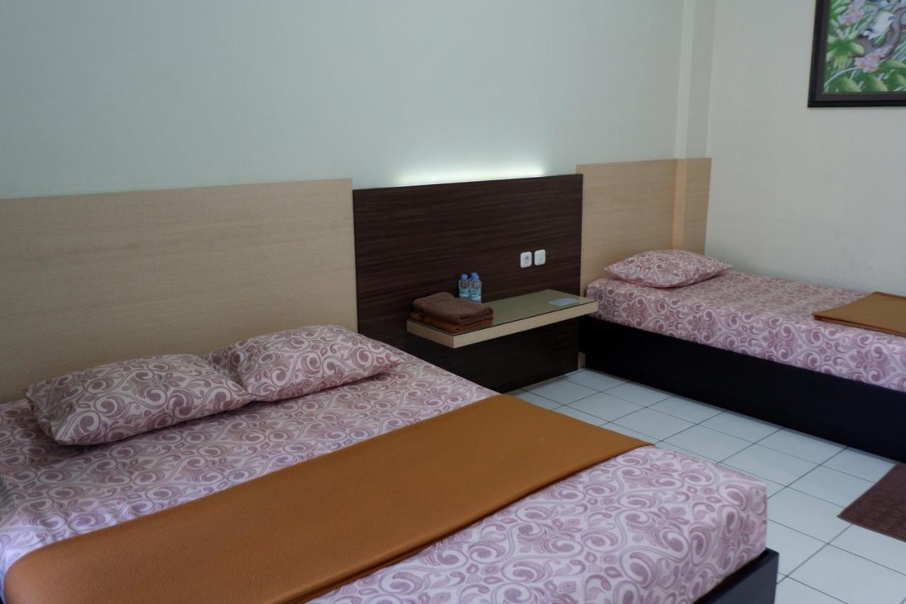 Hotel Taman Indah Madiun Exteriör bild