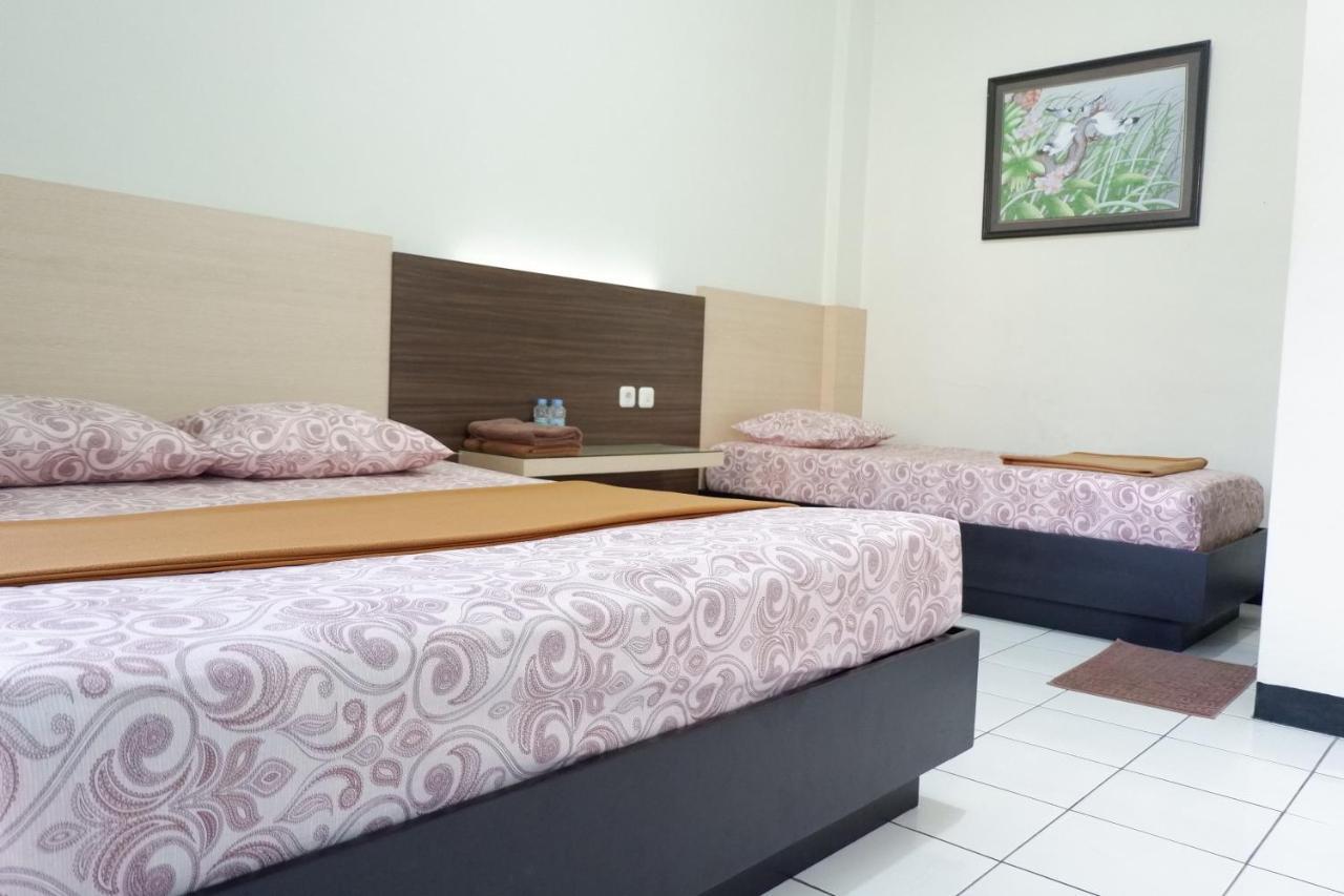Hotel Taman Indah Madiun Exteriör bild