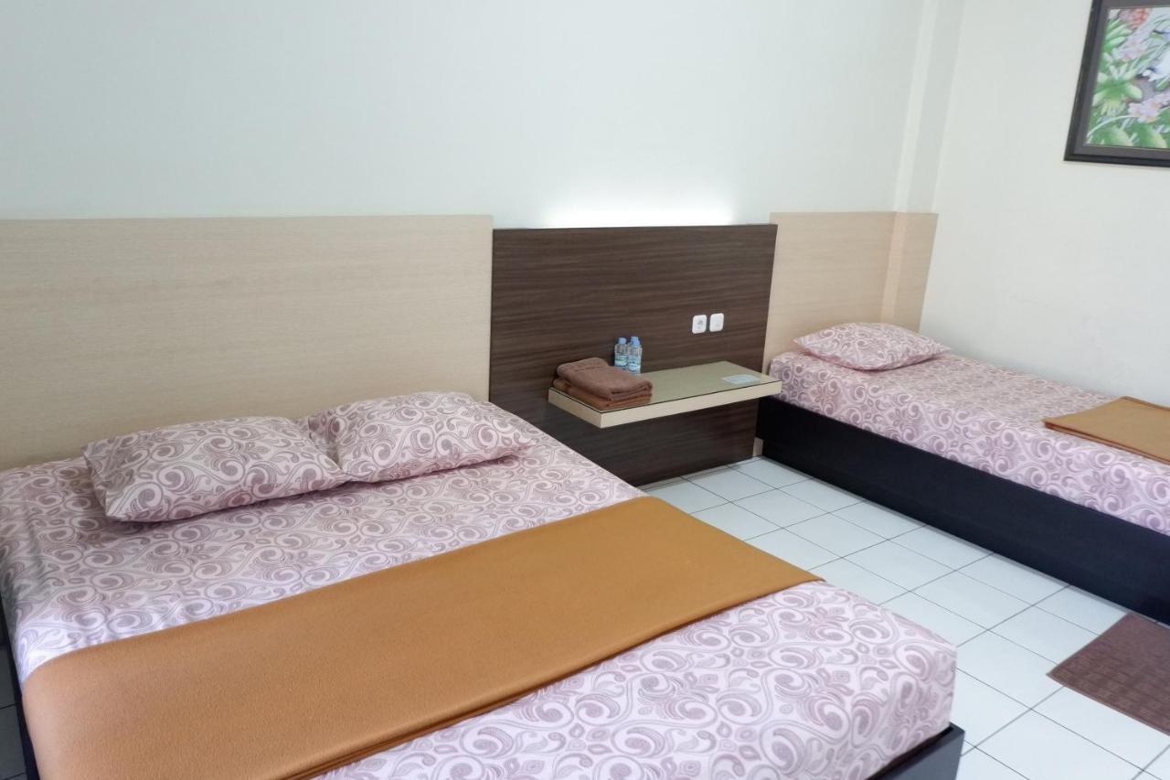 Hotel Taman Indah Madiun Exteriör bild