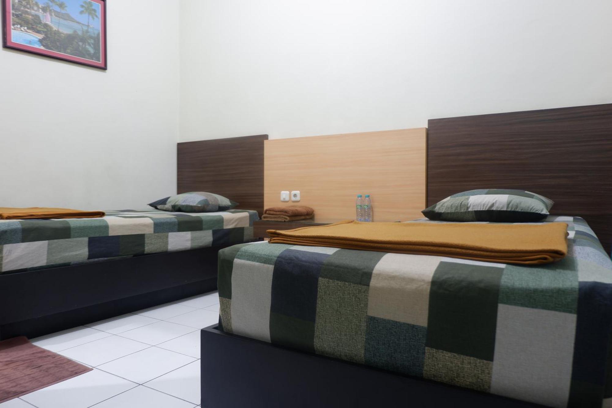 Hotel Taman Indah Madiun Exteriör bild
