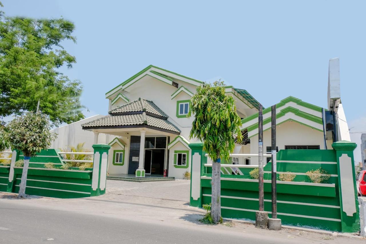 Hotel Taman Indah Madiun Exteriör bild