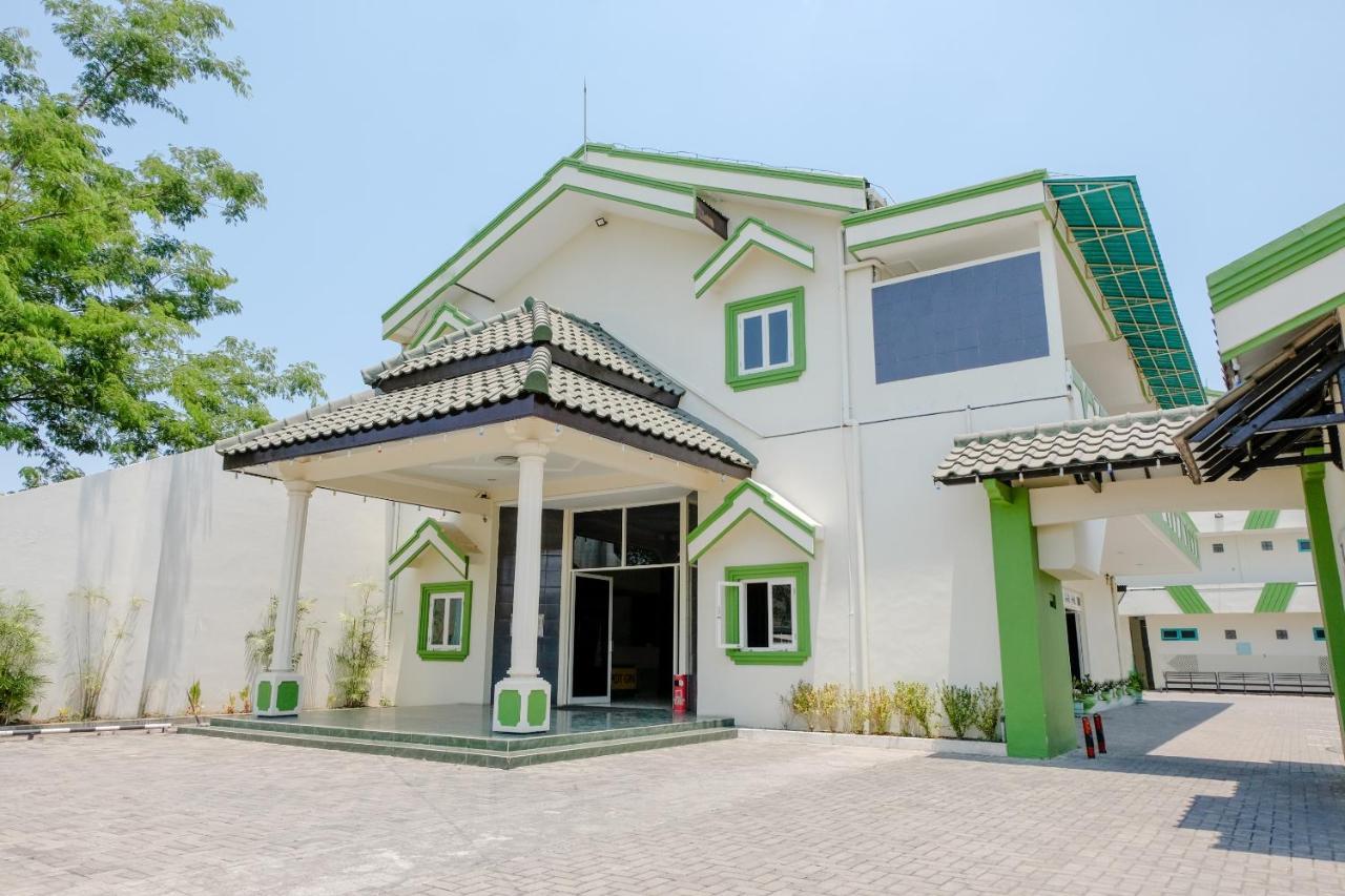 Hotel Taman Indah Madiun Exteriör bild
